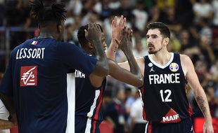 Nando De Colo (à droite) avec Mathias Lessort et Frank Ntilikina après leur victoire sur l'équipe américaine de basket en quart de finale de la Coupe du monde de basket, le 11 septembre 2019 à Dongguan en Chine