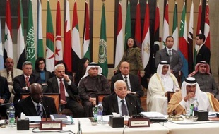 La Syrie a annoncé jeudi que son secteur pétrolier avait subi des pertes de plus de deux milliards en raison des sanctions internationales, au moment où le chef des observateurs arabes s'apprêtait à remettre à la Ligue arabe un rapport "décisif".
