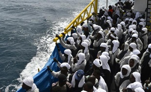 Des migrants à bord du bateau de secours «Aquarius» qui arrive dans le port de Cagliari, en Sardaigne, en Italie, le 26 mai 2016