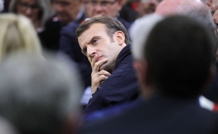 Emmanuel Macron s'interroge sur les modalités du grand débat.
