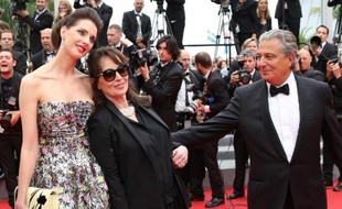 Christian Clavier (d), Chantal Lauby (c) et Frédérique Bel, acteurs du film "Qu'est-ce qu'on a fait au Bon Dieu?" au Festival de Cannes le 22 mai 2014