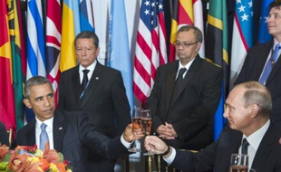 Le président américain Barack Obama trinque avec son homologue russe Vladimir Poutine lors d'un déjeuner organisé par le secrétaire général de l'ONU, le 28 septembre 2015 au siège new-yorkais de l'organisation