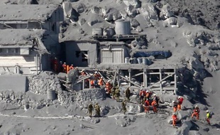 Des équipes de secours recherchent des randonneurs et des survivants près du sommet du Mont Ontake après l'éruption du volcan, le 28 septembre 2014 au Japon