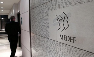 Le patronat a critiqué jeudi le projet de prélèvement à la source qui prévoit que l'impôt sera collecté par les employeurs, le Medef dénonçant notamment de "nouvelles contraintes" pour les entreprises
