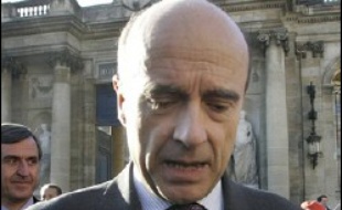 Le maire UMP de Bordeaux Hugues Martin a consulté sa majorité municipale sur un éventuel retour "anticipé" en politique de son prédécesseur, l'ancien Premier ministre Alain Juppé, en tant que maire de la ville, indique mercredi le journal Sud Ouest.