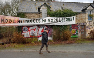 Une banderole sur une maison abandonnée à l'entrée de la ZAD de Notre-Dame-des-Landes.