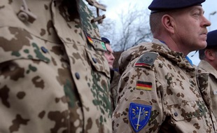 Des militaires d'Eurocorps, lors d'une cérémonie organisée en hommage aux 150 soldats partis en Afghanistan, le 4 janvier 2012 à Strasbourg.