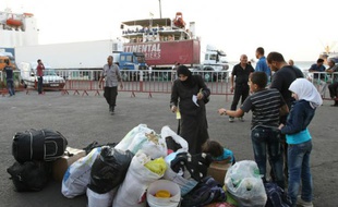 Des Syriens attendent sur le quai au port de Tripoli (Liban) avant d'embarquer sur un ferry qui doit les conduire en Turquie, le 6 octobre 2015
