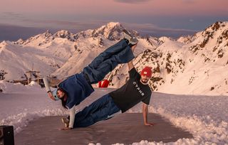 B-Girl Carlota et B-Boy Alvin ont testé un spot pour le moins sympa pour pratiquer leur discipline, fin décembre aux Arcs (Savoie).