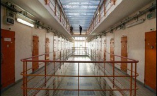 Les aumôniers catholiques des prisons, en congrès jusqu'à dimanche à Lourdes, ont dénoncé le "populisme pénal" actuel, qui se traduit par un recours systématique à l'enfermement, un alourdissement des peines ou des conditions de détention inhumaines.