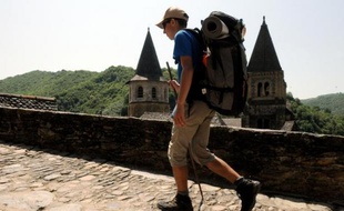 Bâton en main et pieds endoloris, des milliers de "cheminants" foulent chaque année les chemins de Saint-Jacques-de-Compostelle, une aventure vieille de 1.000 ans où la quête personnelle, voire le défi sportif supplantent de plus en plus le pèlerinage religieux