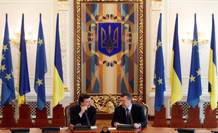Jose Manuel Barroso, président de la Commission européenne, et le président ukrainien Viktor Yanukovich à Kiev, le 18 avril 201, lors d'une conférence des donateurs pour reconstruire la chape de sécurité de Tchernobyl.