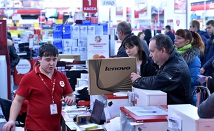 Un client achète un ordinateur portable dans un magasin de Moscou, en Russie, le 15 décembre 2014.