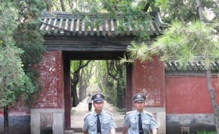 Deux gardes arpentent les allées du parc Ritan, en plein cœur de Pékin, l’un des trois endroits où le gouvernement chinois avait annoncé cet été que les manifestations seraient autorisées.