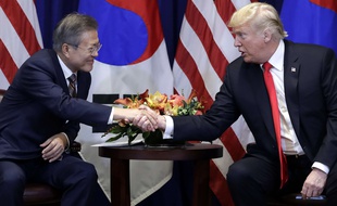 Le président américain Donald Trump et son homologue sud-coréen Moon Jae-In, en marge de l'Assemblée générale de l'ONU, le 24 septembre 2018.