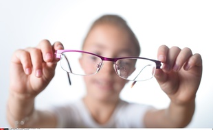 Illustration d'un enfant avec une paire de lunettes.