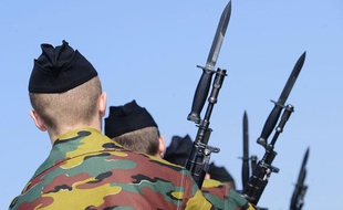 Parade militaire de soldats belges sur la base aérienne de Kleine Brogel en Belgique le 2 avril 2009.
