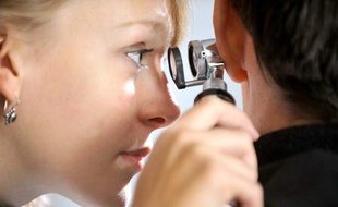 Illustration d'une femme médecin généraliste auscultant l'oreille d'un patient.