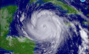 Le cyclone Dean, considéré comme "potentiellement dévastateur", se rapprochait lundi du Mexique et de Belize, mais ses vents soufflant à plus de 250 km/h devraient épargner Cancun et la zone la plus touristique de la péninsule du Yucatan où l'alerte maximum a été déclenchée.