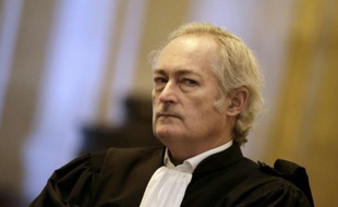 Me Philippe Dehapiot, avocat du "parrain" de la drogue du 93, Djamel Houmani, au palais de justice de Paris le 18 octobre 2012