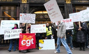 "Cartier blindé, salariés endettés" ou "ouvriers mal payés" : une cinquantaine de salariés d'une filiale du célèbre joaillier ont manifesté vendredi pour leurs salaires, rue de la Paix, devant le bijoutier fondé en 1847, à Paris.