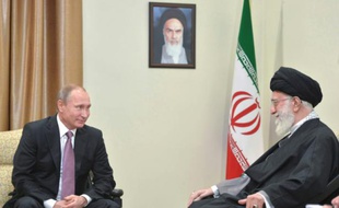 Le président russe Vladimir Poutine et le guide suprême d'Iran, l'ayatollah Khamenei à Téhéran, le 23 novembre 2015