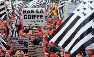 Plusieurs centaines de Bonnets rouges ont manifesté dimanche après-midi sur les ponts dans les cinq départements de la Bretagne historique (comprenant la Loire-Atlantique) pour protester contre l'écotaxe, après les deux manifestations géantes de novembre, a constaté l'AFP.
