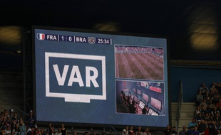 Utilisation du VAR lors de France-Brésil, en 8e de finale de la Coupe du monde.