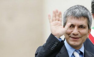Plus de trois millions d'Italiens avaient participé le 25 novembre au premier tour. Cinq candidats étaient en lice: outre MM. Bersani et Renzi, Nichi Vendola, gouverneur des Pouilles et le plus à gauche, Bruno Tabacci, un ex-démocrate chrétien, et Laura Puppato, chef des députés PD de Vénétie (nord-est).