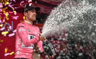 Tom Dumoulin a conservé son maillot rose de leader du Tour d'Italie au terme de la 18e étape, très montagneuse, le 25 mai 2017.
