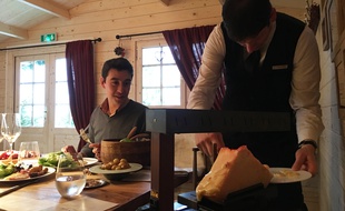 Notre lecteur Jean-Charles L se régale d'une raclette au Fouquet's