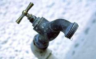 Illustration d'en robinet d'eau qui fuit.