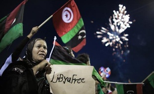 L'ancien dirigeant libyen Mouammar Kadhafi a été enterré dans la nuit de lundi à mardi dans un lieu tenu secret par le nouveau pouvoir libyen, cinq jours après sa mort dans des circonstances toujours floues.
