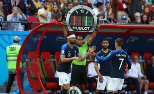 Antoine Griezmann remplacé par Olivier Giroud lors de France-Australie, le 16 juin 2018.
