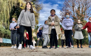Des enfants jouent à un, deux, trois, soleil ! dans une cour d'école de Bouc-Bel-Air, en Provence