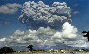 Un nuage géant issu de l'éruption volcanique du Mont Pinatubo, aux Philippines le 12 juin 1991