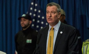 Le maire de New York Bill de Blasio a fait le dos rond vendredi, ignorant la polémique après que sa voiture eut été filmée grillant deux stops et roulant trop vite, alors qu'il avait annoncé mardi des mesures contre les chauffards.