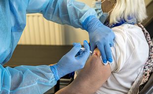 Lors d'une séance de vaccination contre le Covid-19 en Ehpad.