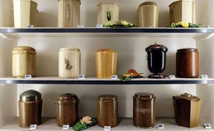 Des urnes funéraires.