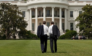 Barack Obama devant la Maison Blanche.