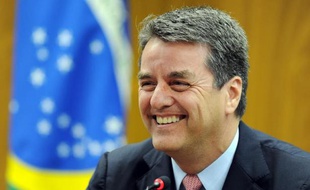 Le nouveau Directeur général de l'Organisation Mondiale du Commerce, le brésilien Roberto Azevedo a appelé lundi les Etats à relancer très vite les négociations commerciales globales face au danger de sombrer dans le protectionnisme et les accords régionaux.
