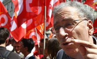 "Nous nous sommes mis d'accord sur une première journée d'action le 11 septembre, sous des formes diversifiées", a déclaré à l'AFP Gérard Aschieri, secrétaire général de la FSU (première fédération de l'Education), à l'issue d'une réunion entre les fédérations de l'Education.