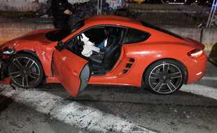 La Porsche a aussi été très endommagée par le choc.