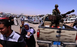 Des familles irakiennes fuient les violences et passent le barrage de Aski kalak à 40 km à l'ouest de Arbil, le 10 juin 2014