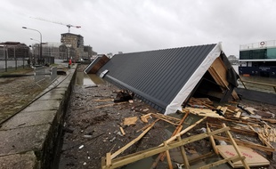 Dans la nuit du 21 décembre, les bureaux flottants ont été couchés par la tempête.