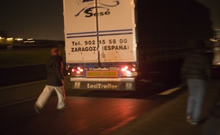 Migrants autour d'un semi-remorque près de Calais (illustration)
