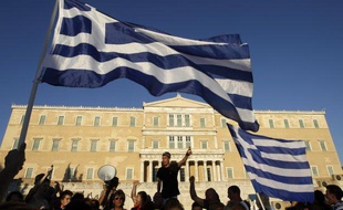 Des manifestants se tiennent devant le Parlement grec, le 26 juin 2011, à Athènes (Grèce).