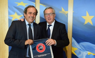 Le président de l'UEFA Michel Platini et celui de la commission européenne Jean-Claude Juncker, le 10 septembre 2015 à Berlin.