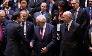 Emmanuel Macron serre la main de l'ex-sénateur Jean-Pierre Raffarin, à Beijing, le 9 janvier 2018.