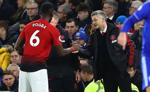 Paul Pogba et Ole Gunnar Solskjaer lors de Cardiff-Manchester United, le 22 janvier 2019.